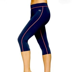 NWT KARI TRAA Nora Capri Leggings, Navy Blue With Pink Stitching